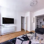 Bright & Perfect Location , 15 Min Eiffel Tower