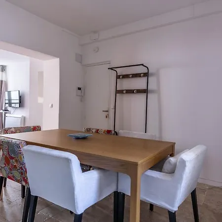 Bright & Perfect Location , 15 Min Eiffel Tower Apartment