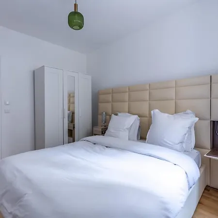 Apartment Bright & Perfect Location , 15 Min Eiffel Tower
